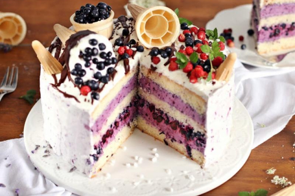 Tort jagodowy z poziomkami