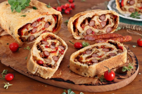 Pizza chleb z kabanosem i kurkami
