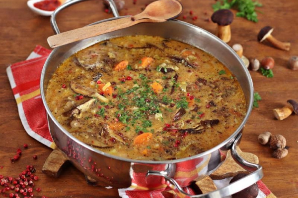 Pikantna grzybowa z pastą curry i kaszą