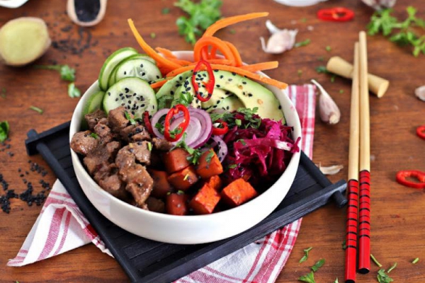 Buddha bowl z polędwicą w sosie sojowym