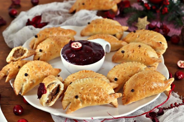 Pierożki rybki z pasztetem i sosem żurawinowym