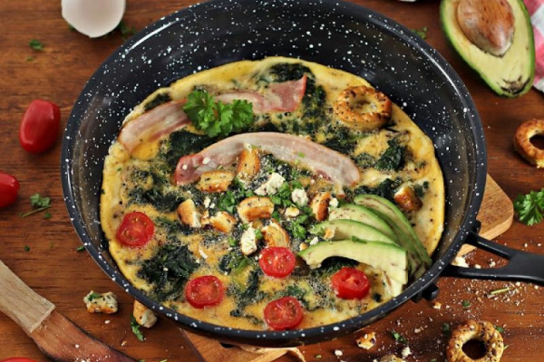 Wiosenny omlet ze szpinakiem
