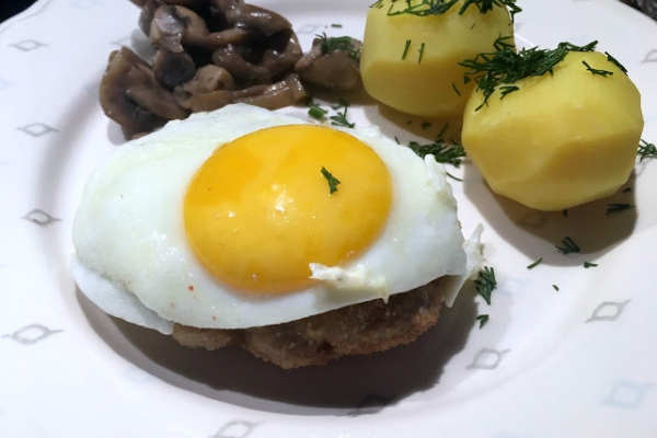 SZNYCEL, KOTLET MIELONY Z JAJKIEM SADZONYM