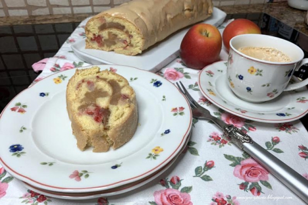 ROLADA BISZKOPTOWA Z JABŁKAMI I MALINAMI