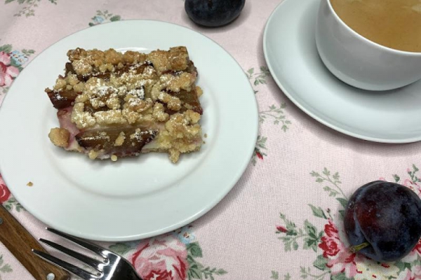 CIASTO ZE ŚLIWKAMI I BUDYNIEM