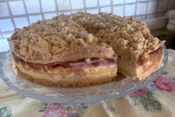 SERNIK NA KRUCHYM SPODZIE, Z OWOCAMI, BEZĄ I KRUSZONKĄ