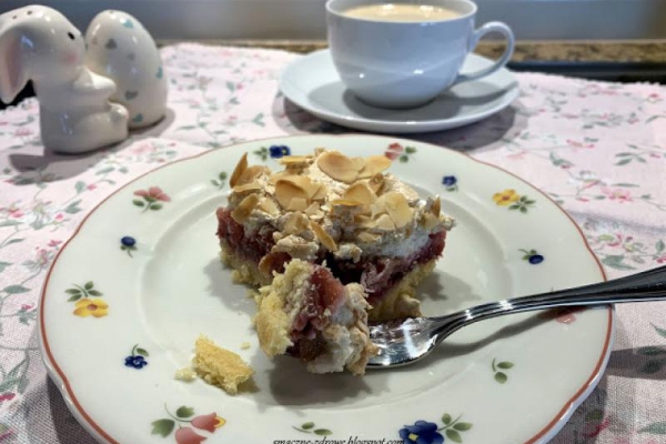 CIASTO KRUCHE Z RABARBAREM I BEZĄ