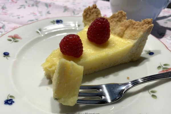 TARTA Z AKSAMITNYM KREMEM CYTRYNOWYM