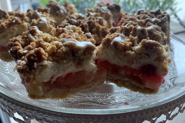 KRUCHA SZARLOTKA Z PORZECZKAMI, KRUSZONKĄ I BEZOWO-BUDYNIOWĄ PIANKĄ