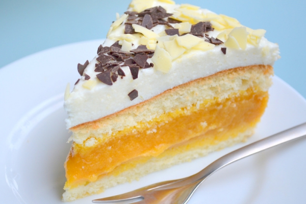 Tort rabarbarowo - marchewkowy pod jogurtowo - serową kołderką na drugie urodziny bloga