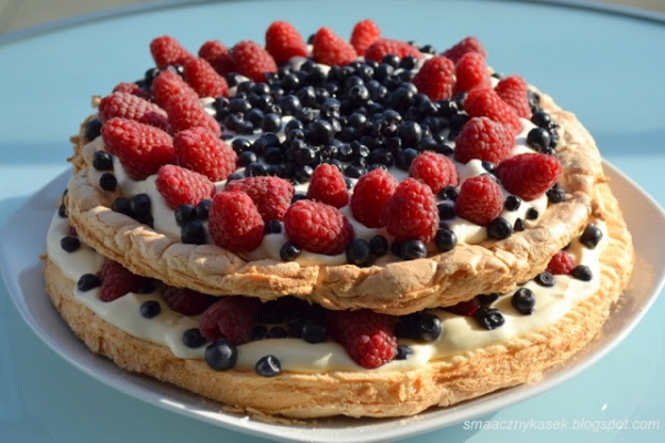 Tort Pavlova z kremem ajerkoniakowym i owocami lata