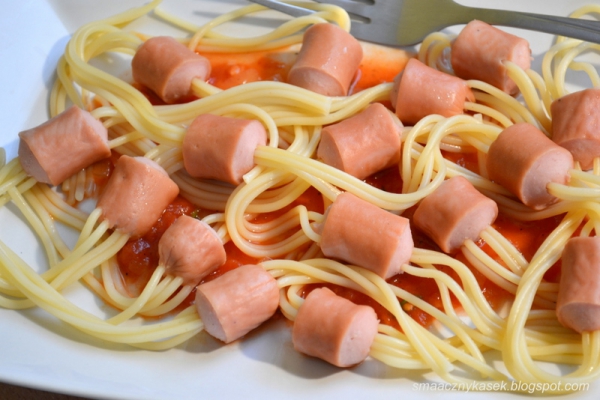 Spaghetti z parówkami dla zdesperowanych