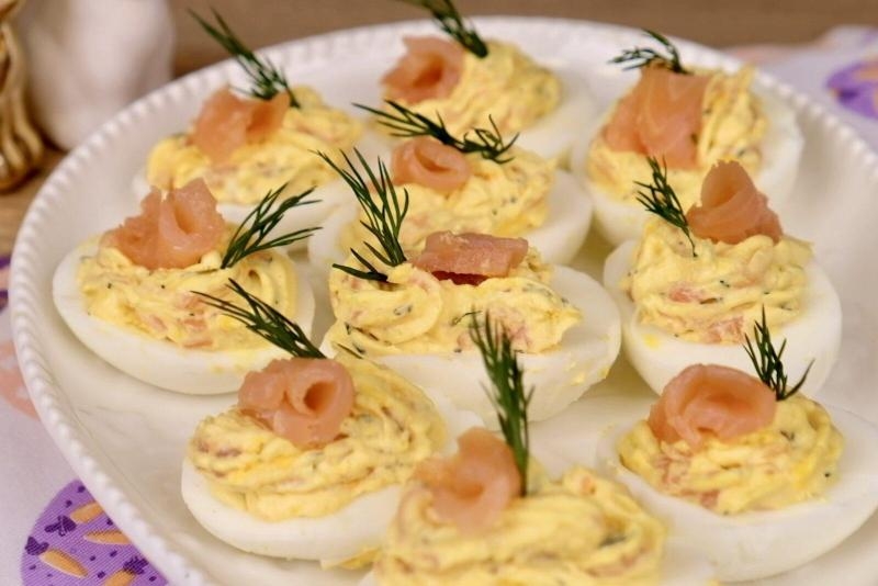 Jajka faszerowane łososiem 