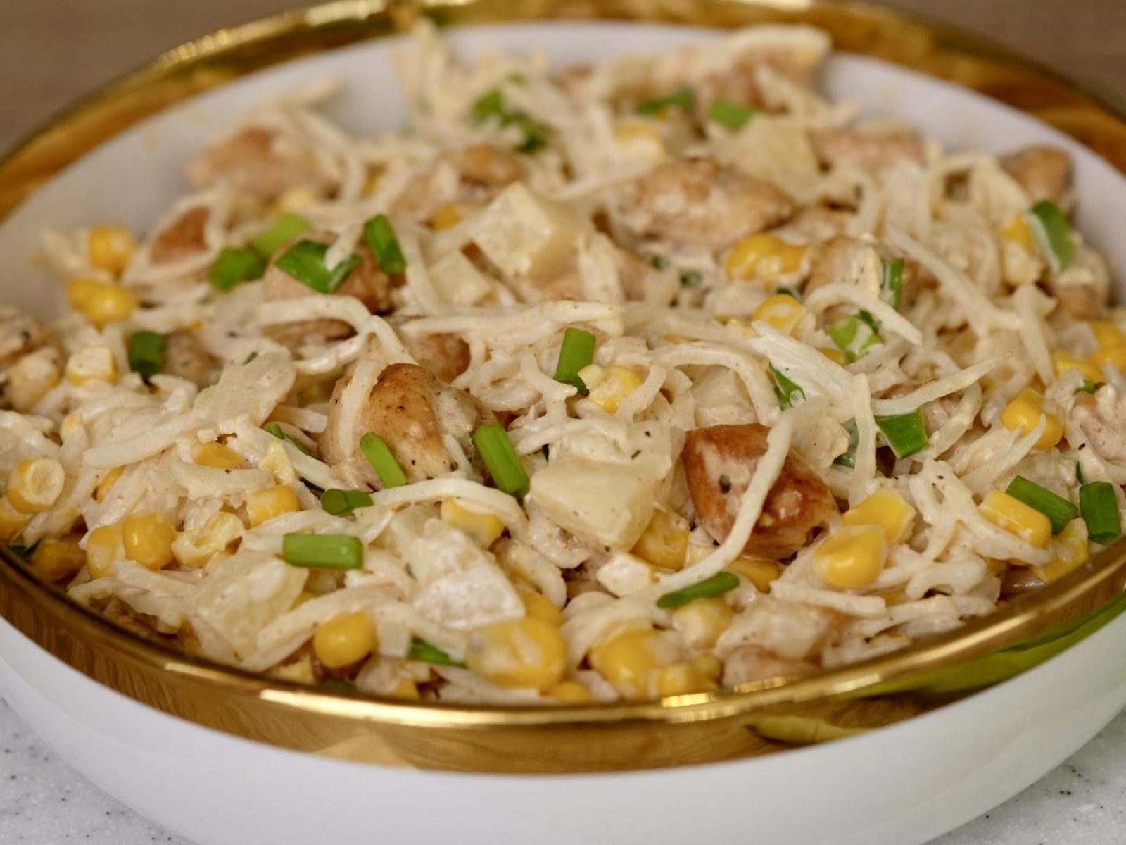 Sałatka z kurczakiem i selerem konserwowym 