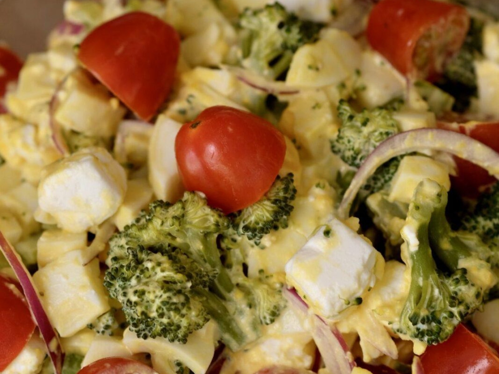 Sałatka z brokułem i jajkiem 