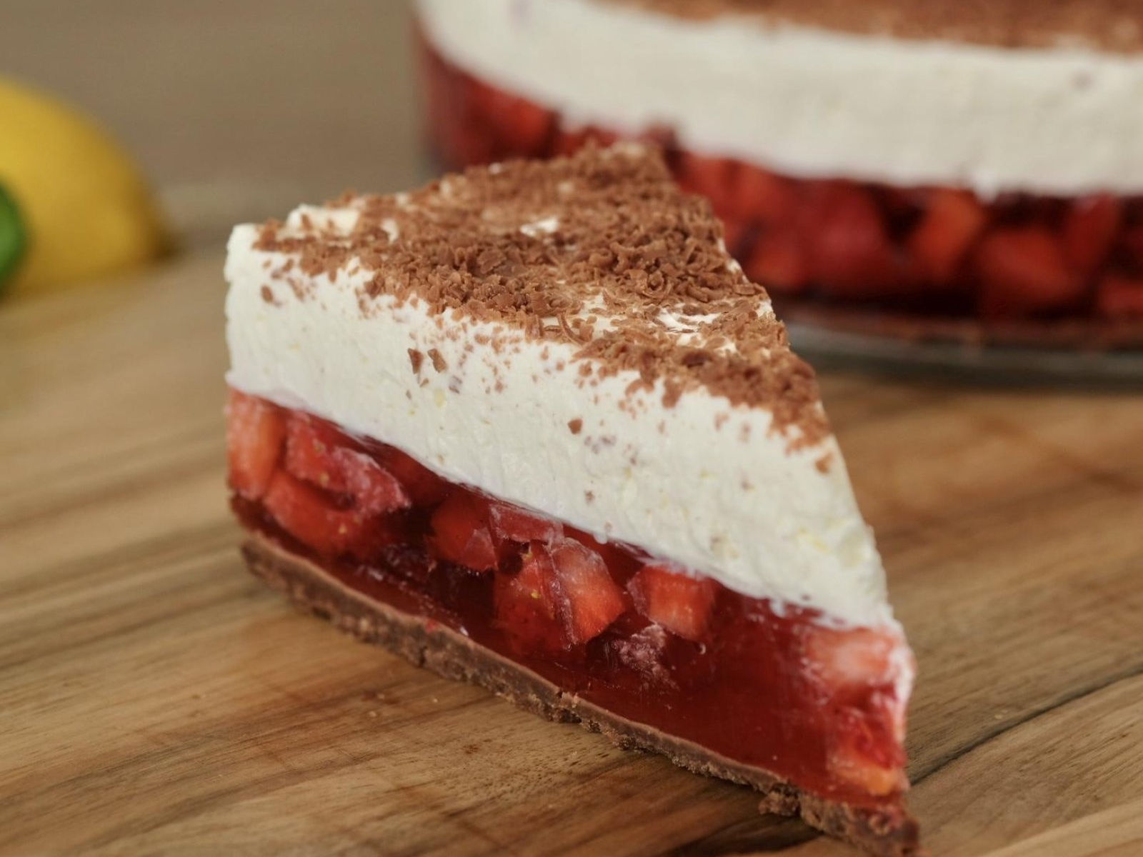 Ciasto truskawkowe bez pieczenia z mascarpone i galaretką 