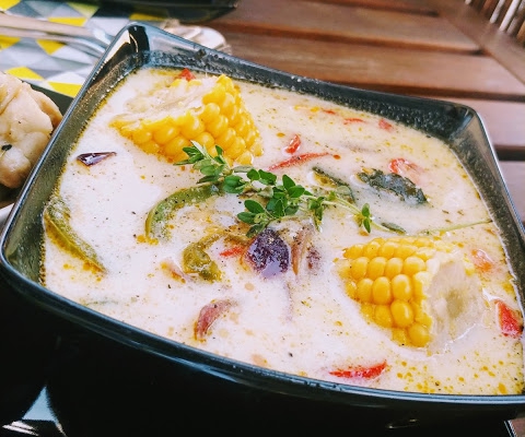 Pikantna zupa z kafirem i trawą cytrynową