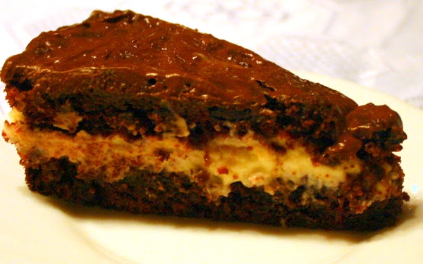 Ciasto czekoladowe z serkiem mascarpone i sosem owocowym.