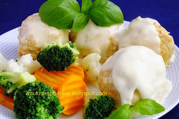 pulpety drobiowo - warzywne w białym sosie