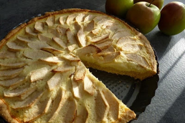Tarta z kremem waniliowym i jabłkami