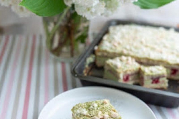 Biszkopt z pianką matcha i malinami