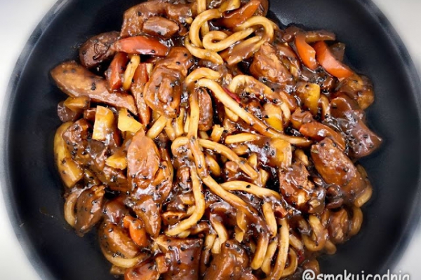 Makaron udon z kurczakiem i sosem sojowym
