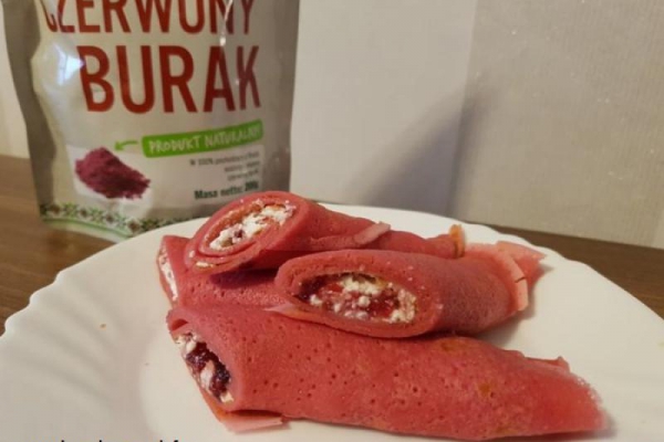 Różowe naleśniki na słodko