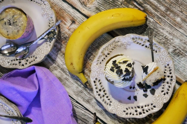 Mini serniczki bananowe na kakaowym spodzie