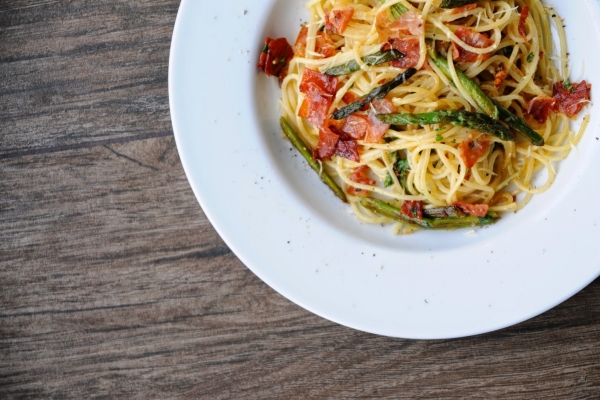 Spaghetti ze szparagami i prosciutto