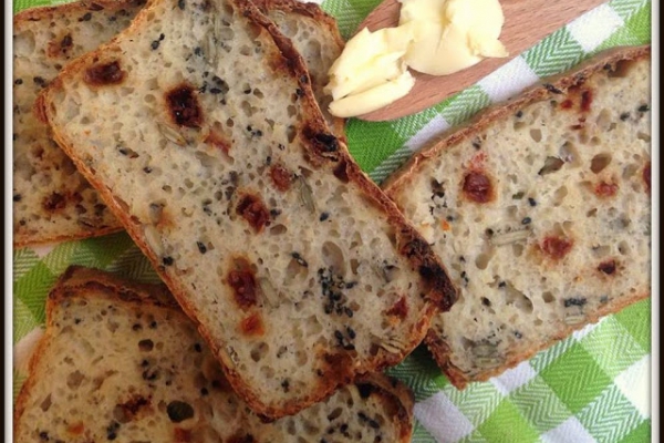 NOCNY CHLEB Z KASZĄ BULGUR I SUSZONYMI POMIDORAMI