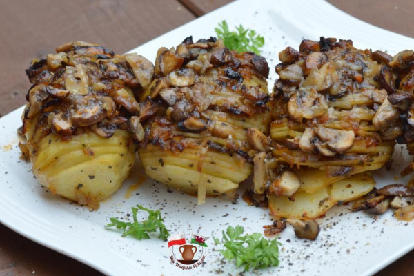 ZIEMNIAKI HASSELBACK Z PIECZARKAMI I MOZZARELLĄ
