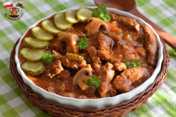 BOEUF STROGONOW Z POLĘDWICZKI WIEPRZOWEJ