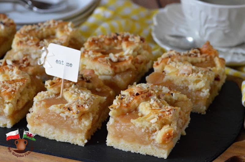 PYSZNA KRUCHA SZARLOTKA Z KRATKĄ NA GÓRZE