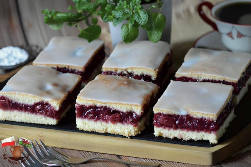 BISZKOPTOWY PLACEK Z WIŚNIOWĄ ŻELKĄ