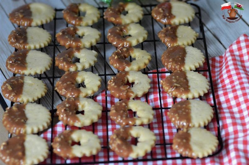 ORZECHOWE CIASTECZKA. KRUCHE I MAŚLANE