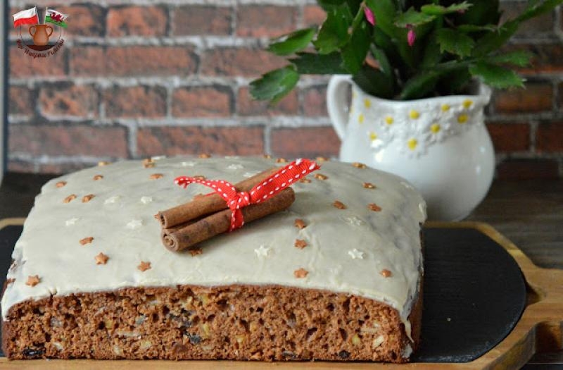 BAKALIOWY PIERNIK Z CYNAMONOWĄ POLEWĄ