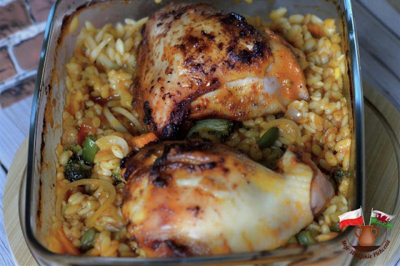 KURCZAK Z PIEKARNIKA. Z MAKARONEM ORZO I WARZYWAMI.