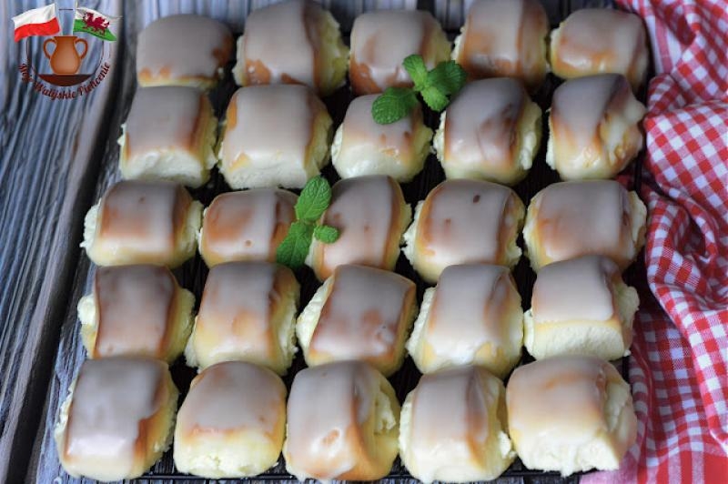 SEROWE PODUSZECZKI Z CYTRYNOWYM LUKREM. NA DROŻDŻACH