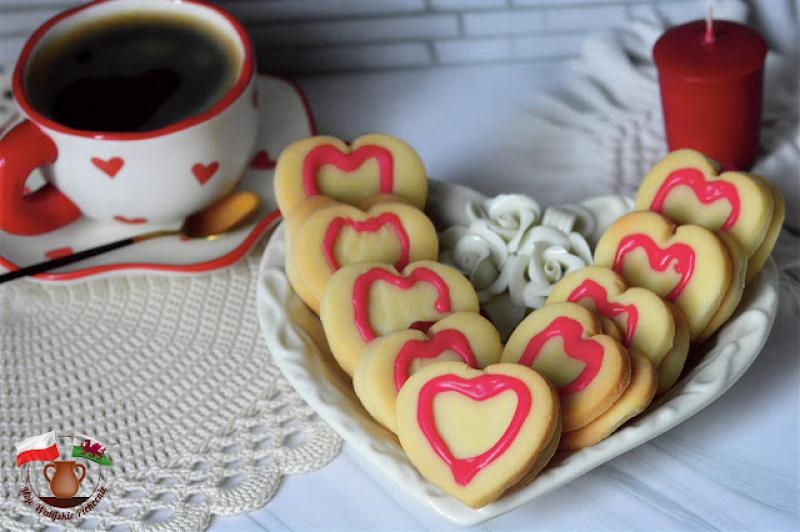 KRUCHE, MAŚLANE SERDUSZKA Z TRUSKAWKOWĄ ŻELKĄ