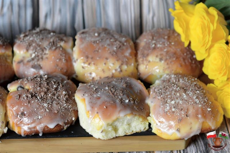 PUSZYSTE DROŻDŻOWE BUŁECZKI Z KREMEM CZEKOLADOWYM