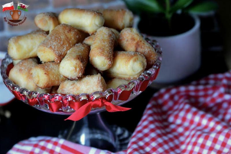 CHRUPIĄCE RURKI Z CUKREM Z CIASTA TWAROGOWEGO