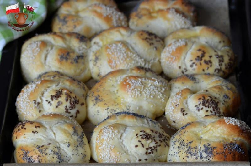 MIĘCIUTKIE BUŁKI PSZENNE Z ZIARNAMI