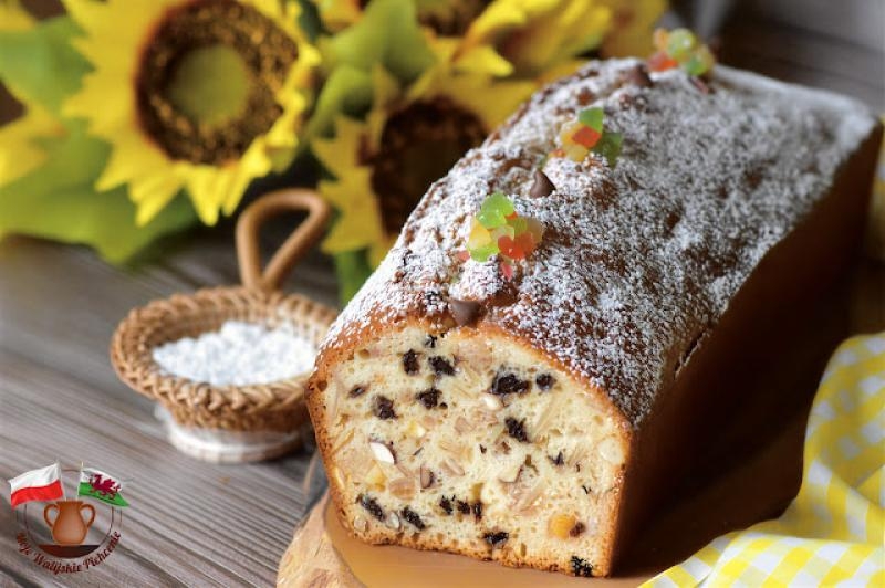 WILGOTNY KEKS Z BIAŁEK. MOCNO NADZIANY BAKALIAMI