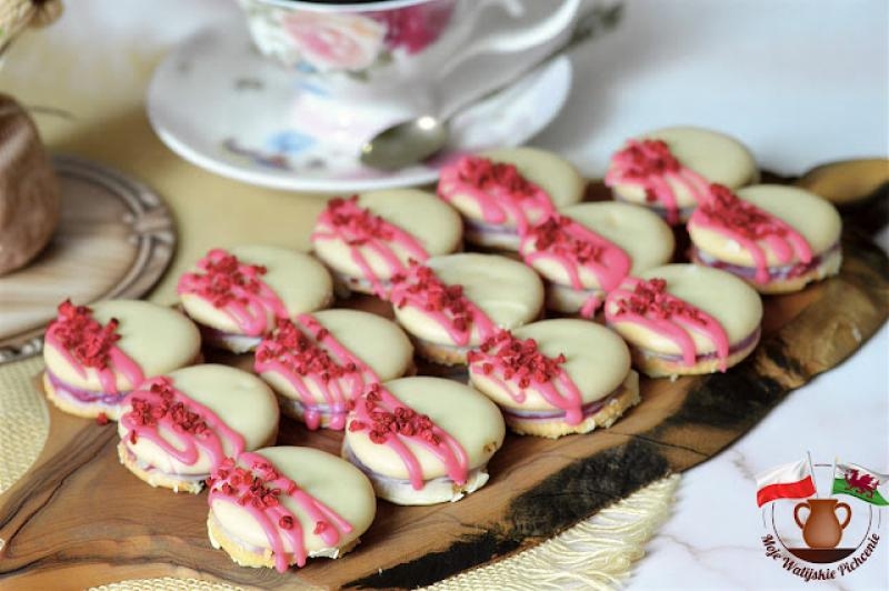 KRUCHE KRAKERSY Z TRUSKAWKOWĄ ŻELKĄ