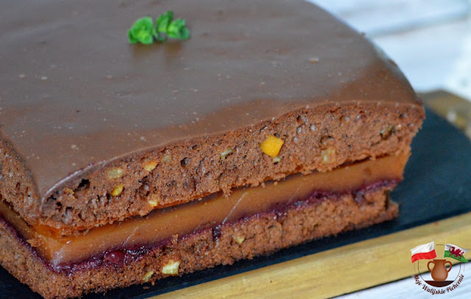 PUSZYSTE CIASTO CZEKOLADOWE (NA DROŻDŻACH) Z MUSEM POMARAŃCZOWYM