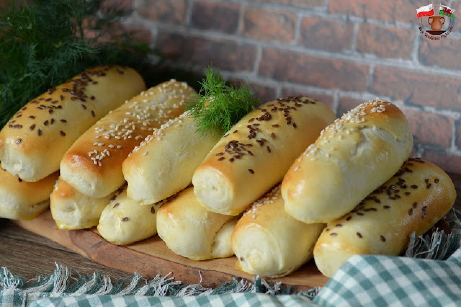 PALUCHY DROŻDŻOWE. Z BIAŁĄ KIEŁBASĄ, PRAŻONĄ CEBULKĄ I MOZZARELLĄ