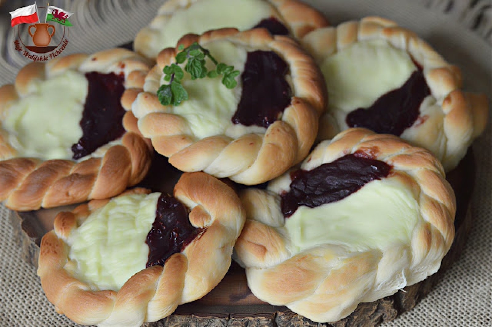 PYSZNE MAŚLANE DROŻDŻÓWKI Z SEREM I MALINOWĄ ŻELKĄ