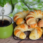 DROŻDŻOWE ROGALIKI Z...