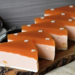 DELIKATNY BRZOSKWINIOWY...