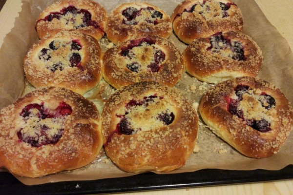 Drożdżówki z jeżynami